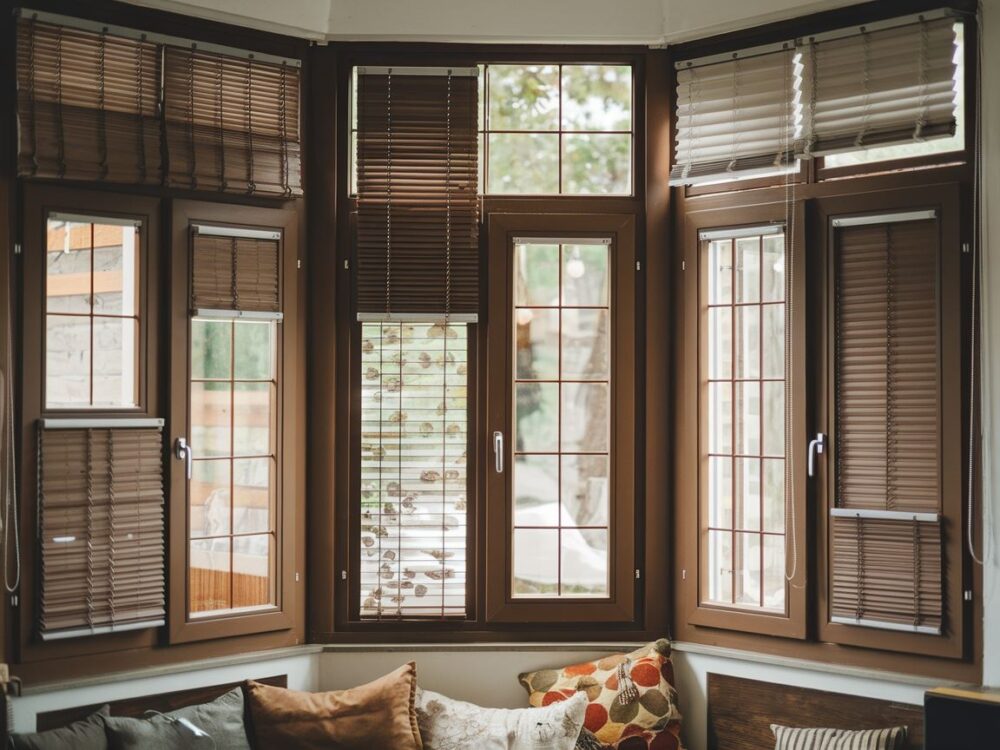 Brązowe okna z plisowanymi roletami