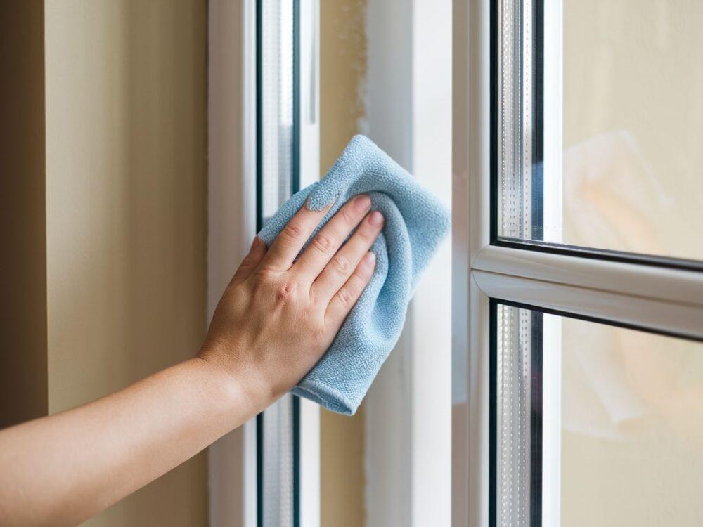 Czyszczenie ram okiennych plastikowych