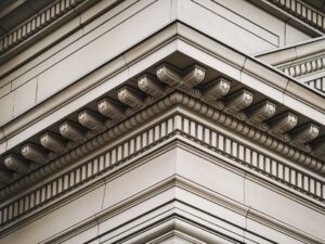 Gzyms w klasycznym stylu architektonicznym