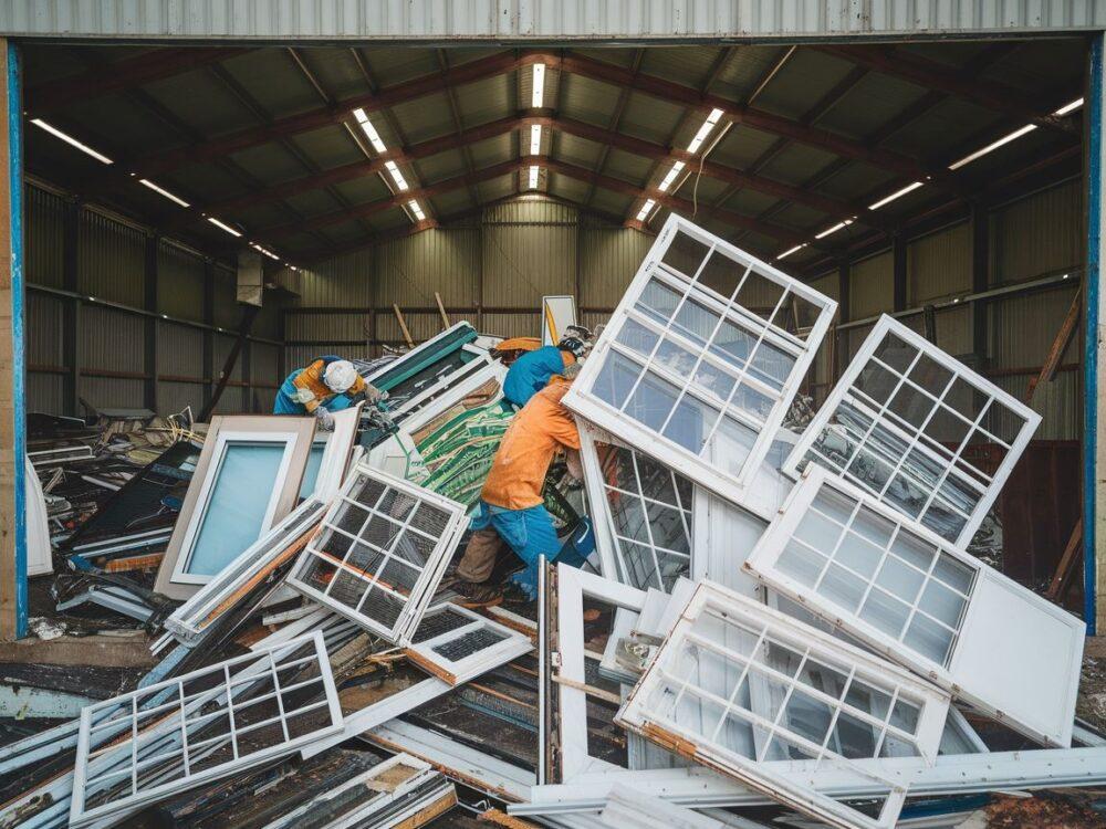 Oddawanie starych okien do punktu zbiórki odpadów