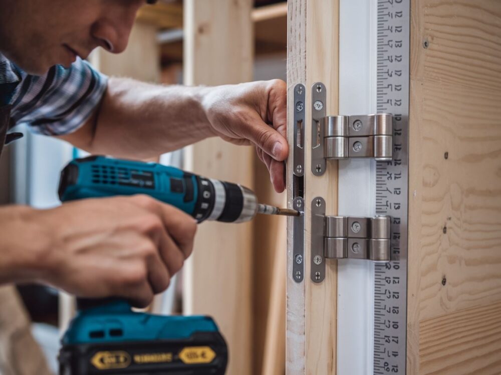 Ręce montujące zawiasy