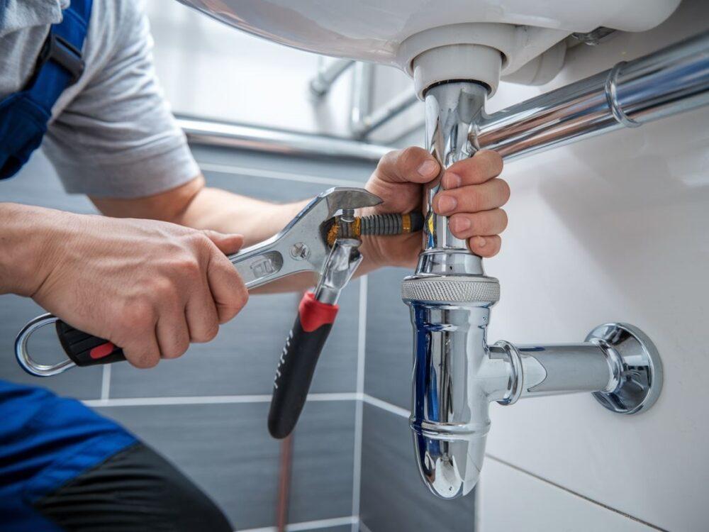 Używanie klucza do udrożnienia rur