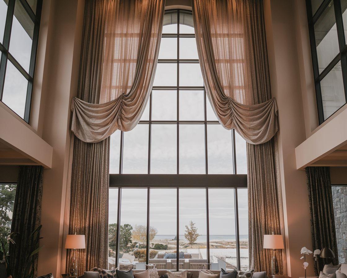 Zasłony wiszące tuż nad oknem